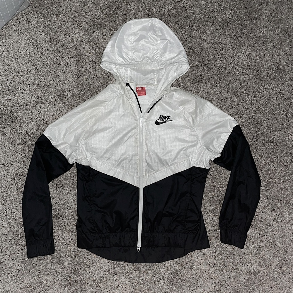 Back and White Nike Windbreaker Size M